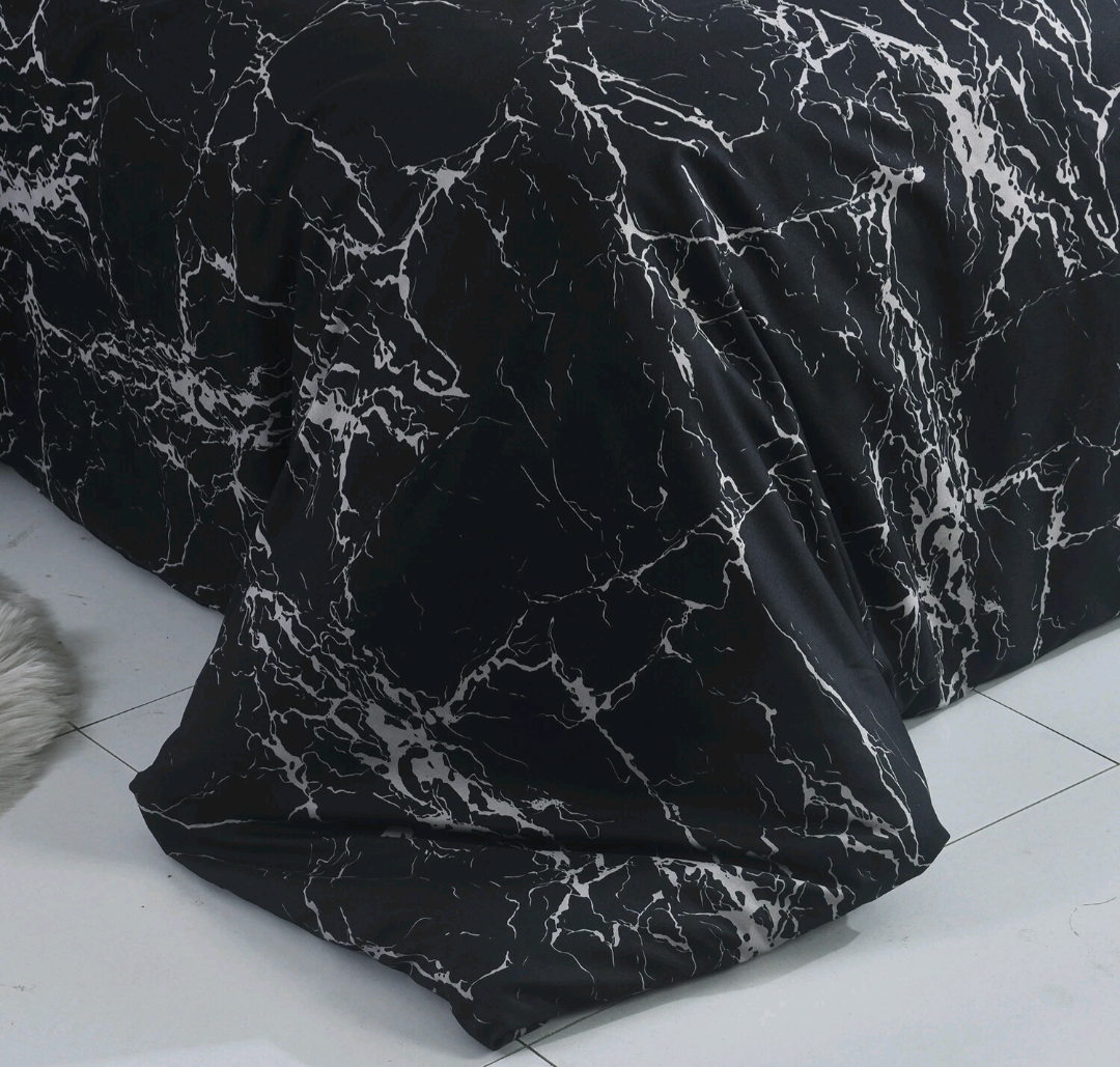 Black & White 4-Piece Duvet Set